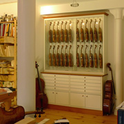 Exakt auf Instrumentenmaß: Vitrine für Geigen mit Schubladen für Bögen