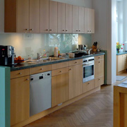 Rückenfreundlich: hohe Küchenzeile mit Natursteinplatte, Arbeitsblock und Esstisch