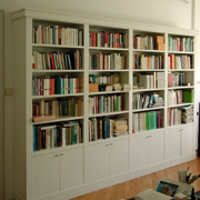 Mit viel extra Stauraum: breiter Bücherschrank