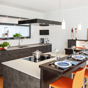Arbeitsfreundlich: Küche mit unterschiedlichen Arbeitshöhen (Foto: Sabine Wendler)