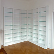 Vermittelt Leichtigkeit: Bücherregal mit Glasböden