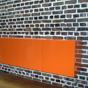 Zum Öffnen antippen: Hochglanz-Sideboard mit grifflosen Türen
